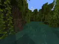 Gęsty, zielony las bagienny w Minecraft. Woda jest mętna, a drzewa porośnięte liśćmi. Idealne miejsce na poszukiwanie skarbów i przygód.