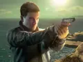 007 w pierwszym świetle, celuje z pistoletu na tle morza i skał.