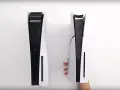 Porównanie PS5 i PS5 Slim. Mniejsza wersja konsoli jest wyraźnie smuklejsza, co widać na zdjęciu.