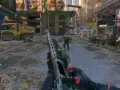 Gracz celuje z strzelby w zombie w postapokaliptycznym mieście. W Dying Light 2 broń palna to cenny zasób.