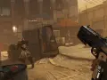 Gracz w Half Life Alyx na PS5 celuje z pistoletu w Combine żołnierza w zrujnowanym mieście.