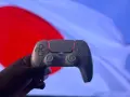 Dłoń trzyma biały kontroler DualSense. Czy gry z PS5 działają na PS4? To pytanie nurtuje graczy.
