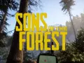 Napis "Sons of the Forest" na tle leśnego krajobrazu z widocznym GPS-em. Gra survivalowa na PS5.