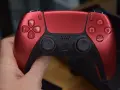 Czerwony kontroler DualSense. Czy gry z PS3 działają na PS5? Niestety, nie ma oficjalnego wsparcia.