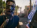Gracz w trybie **Dead Island 2 coop** mierzy z elektrycznej broni w przerażającego zombie w okularach.