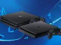 Dwie konsole PS4 Slim i dwa kontrolery DualShock 4 na niebieskim tle z symbolami PlayStation. Premiera PS4 Slim była wielkim wydarzeniem.