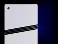 Biała konsola PlayStation z logo, z czarnymi wstawkami i niebieskim podświetleniem. To przyszłość gier, czyli PS5 Pro.