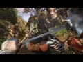 Intensywna walka mieczem w Kingdom Come Deliverance PS5. Dwóch rycerzy w zbrojach walczy w lesie, jeden z nich ma złoty hełm.