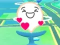 Szczęśliwy pokemon go buddy, otoczony serduszkami, wesoło macha ogonem na tle mapy gry.
