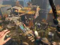 Gracz w grze Dying Light 2 na Nintendo Switch skacze między budynkami.