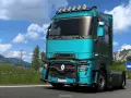 Turkusowa ciężarówka w Euro Truck Simulator 2 PS5 na górskiej drodze.