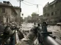 Żołnierze Delta Force na PS5 w akcji, ostrzeliwują ulice zniszczonego miasta.