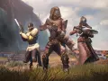 Trzech strażników w zbrojach, gotowych do walki. Ich wspólne przeznaczenie łączy graczy dzięki Destiny 2 crossplay.
