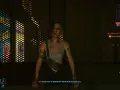 Dziewczyna w stylu czarne czy czerwone cyberpunk, z tatuażami i zielonymi włosami, siedzi na tle neonowych świateł.