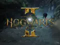 Złote logo Hogwarts Legacy 2 na tle mrocznego lasu. Postać biegnie w oddali.