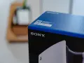 Pudełko z najdroższą konsolą na świecie, PlayStation 5, z logo Sony.