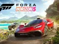 W Forza Horizon 5 ścigają się trzy samochody: czerwony supersamochód, szary SUV i pomarańczowy terenowy pojazd.
