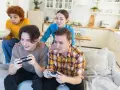 Czterech przyjaciół gra w gry wideo, jeden z nich zastanawia się, jak udostępnić grę na Steam.