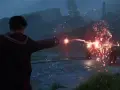 Uczeń rzuca zaklęcie, walcząc z przeciwnikiem. Wyobraź sobie, jakby to wyglądało w **Hogwarts Legacy multiplayer**!