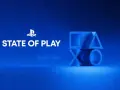 Logo PlayStation State of Play na niebieskim tle z symbolami przycisków kontrolera.