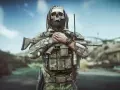 Żołnierz z maską czaszki i karabinem, gotowy na nowy tarkov wipe. W tle helikopter.