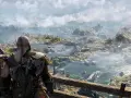 Kratos spogląda na rozległy, mglisty krajobraz. Zastanawiasz się, ile trwa fabuła God of War Ragnarök, przemierzając te ziemie.
