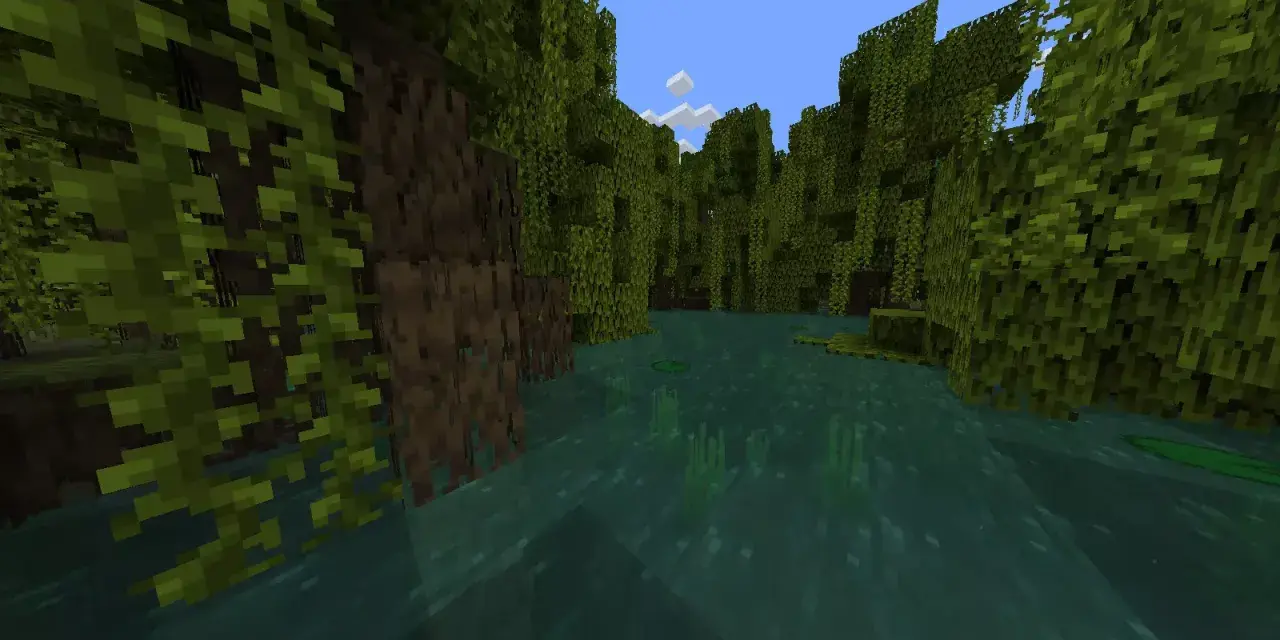 Gęsty, zielony las bagienny w Minecraft. Woda jest mętna, a drzewa porośnięte liśćmi. Idealne miejsce na poszukiwanie skarbów i przygód.