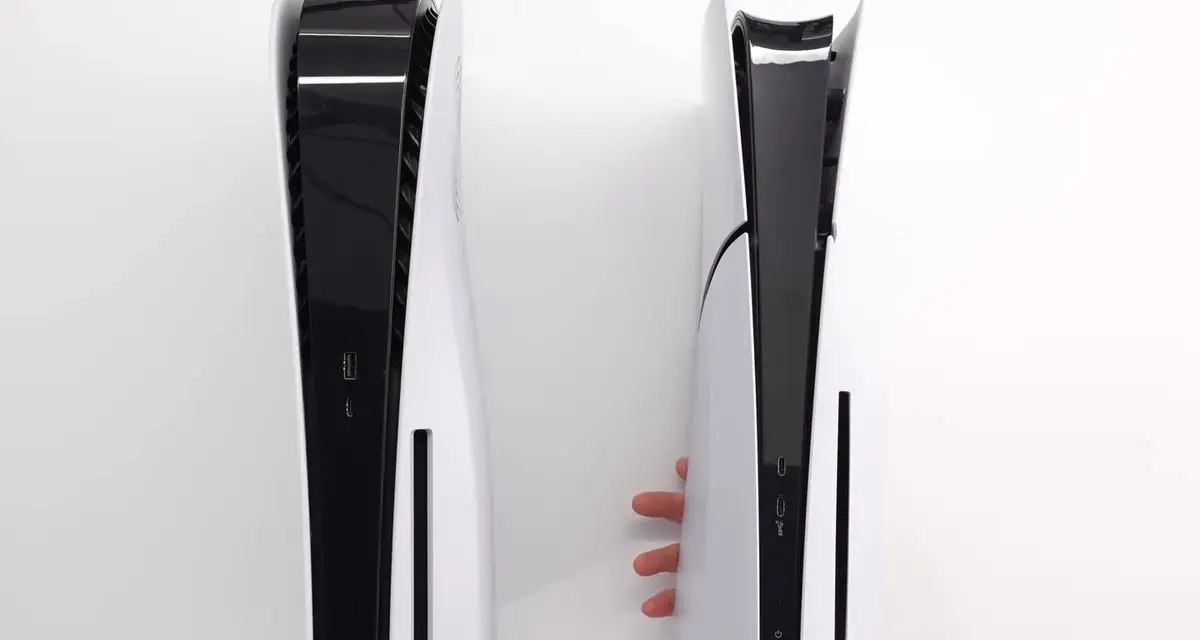 Porównanie PS5 i PS5 Slim. Mniejsza wersja konsoli jest wyraźnie smuklejsza, co widać na zdjęciu.