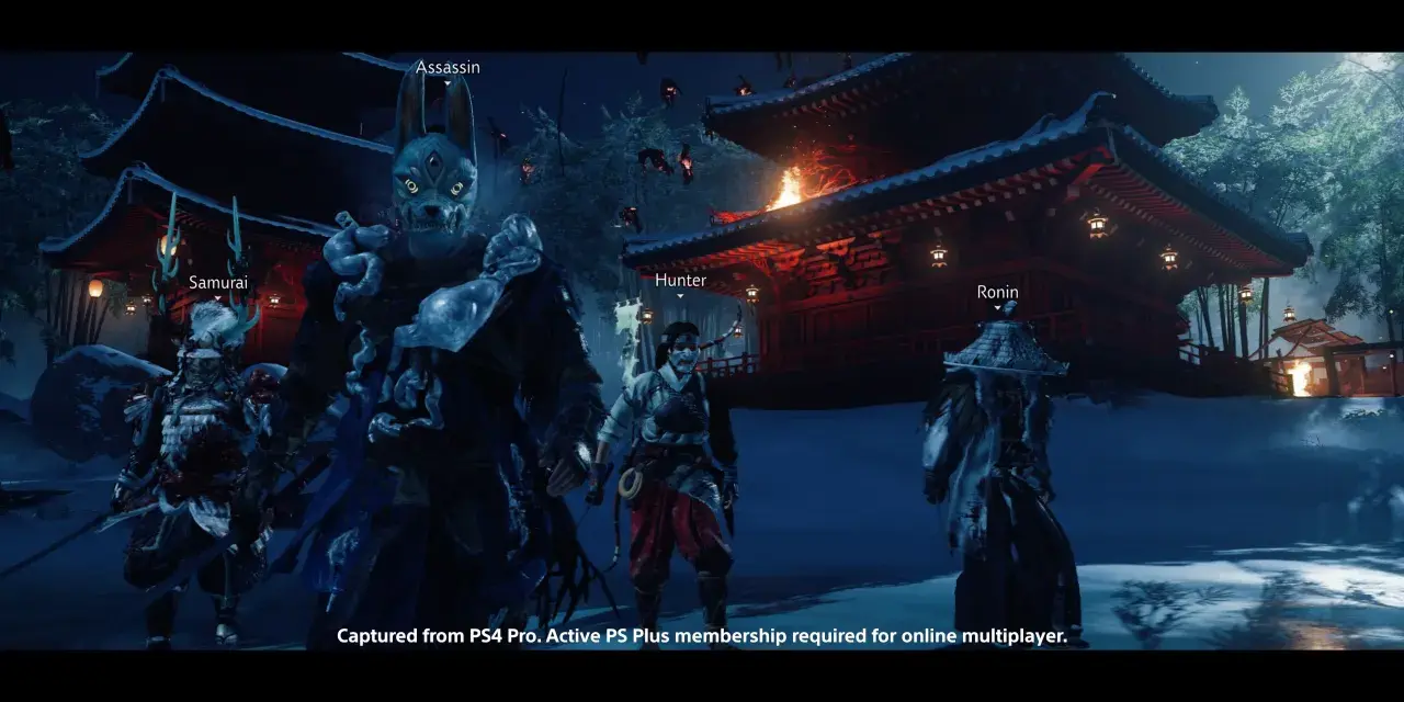 Postacie z Ghost of Tsushima w trybie online, dostępnym dla graczy z aktywnym PS Plus. Widoczni Assassin, Hunter i Ronin.