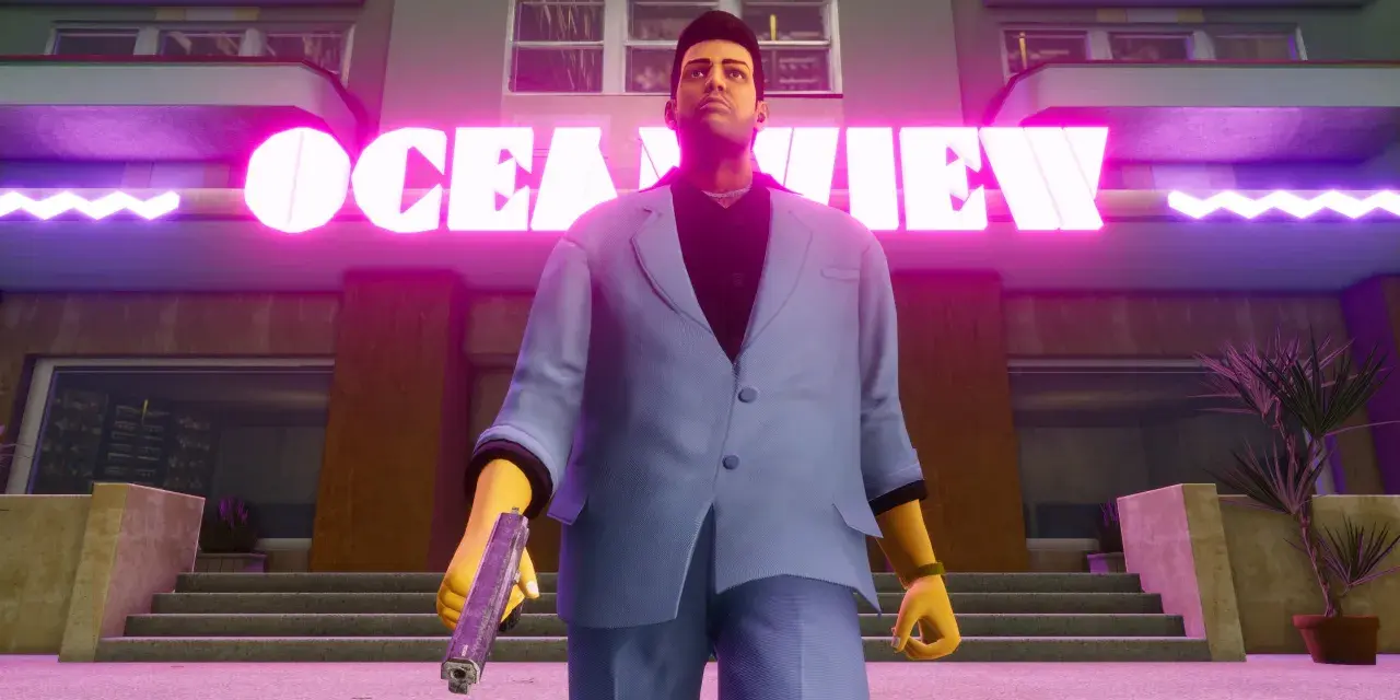 Tommy Vercetti z pistoletem przed neonowym napisem "OCEAN VIEW". Premiera GTA 3 była przełomem.