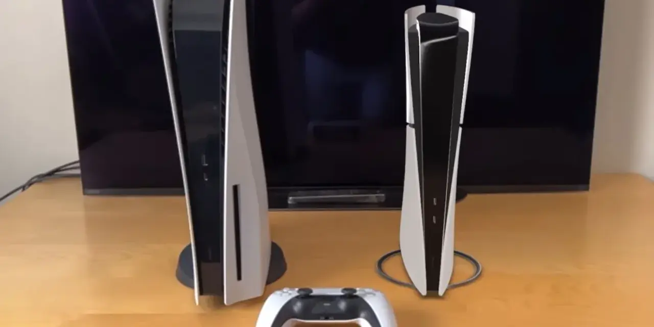 Dwie konsole PlayStation 5, jedna większa, druga smuklejsza, obok kontrolera. Premiera PS5 Slim już blisko!