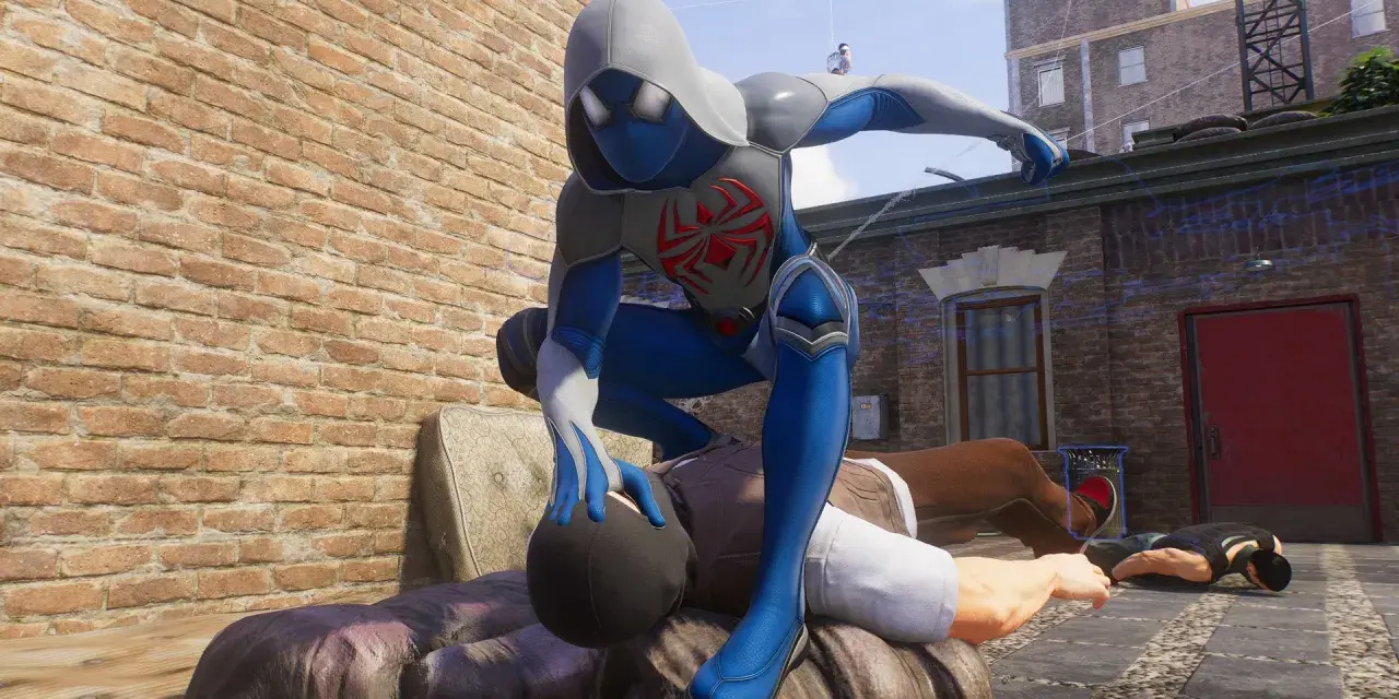 Spider-Man w nowym stroju obezwładnia przeciwników. To scena z gry Spider-Man 2 poradnik, gdzie każdy ruch ma znaczenie.