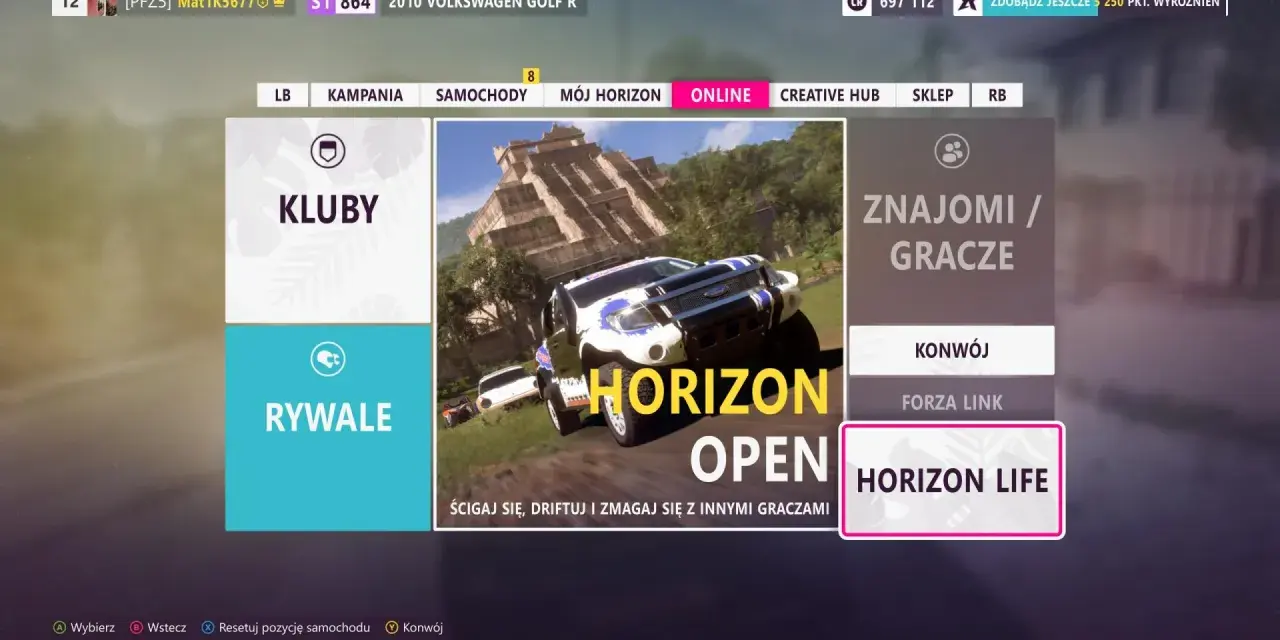 Menu gry Forza Horizon 5. Widok na opcje "Kluby", "Rywal", "Horizon Open" oraz "Znajomi / Gracze". W tle wyścigowe auto i piramida.