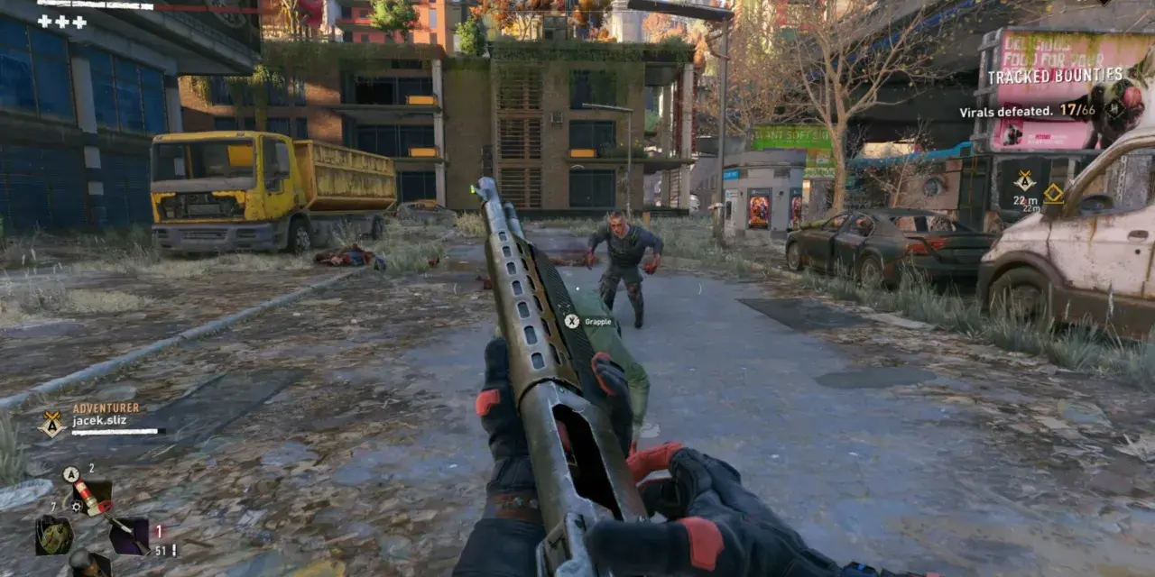 Gracz celuje z strzelby w zombie w postapokaliptycznym mieście. W Dying Light 2 broń palna to cenny zasób.