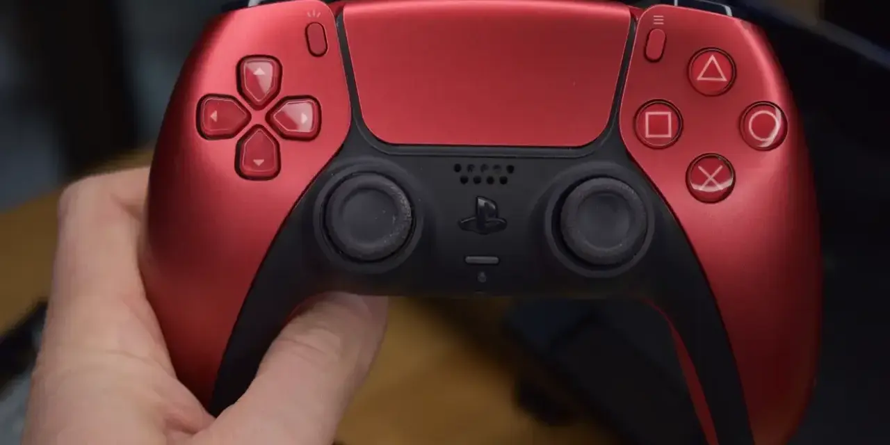 Czerwony kontroler DualSense. Czy gry z PS3 działają na PS5? Niestety, nie ma oficjalnego wsparcia.