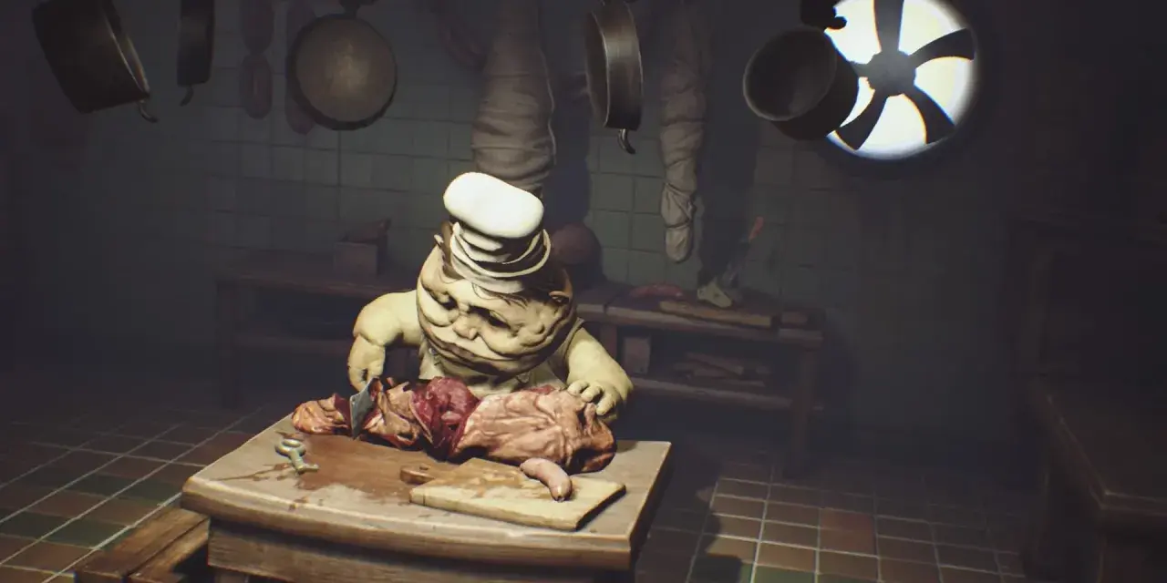 Potworny kucharz z gry Little Nightmares kroi mięso. Czas gry w tej przerażającej kuchni.