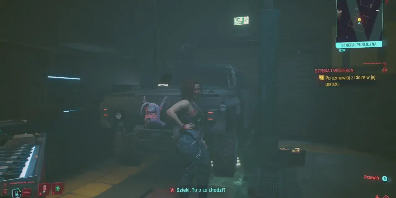 Kobieta w garażu obok potężnego pojazdu, gotowa na szybką i wściekłą jazdę w stylu cyberpunk.