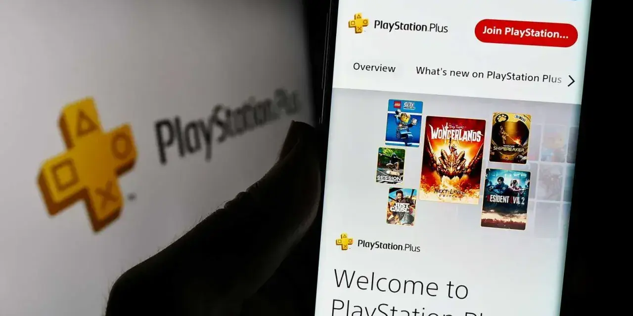 Przeglądanie katalogu gier PS Plus Extra na smartfonie, z widocznym logo PlayStation Plus na tle.