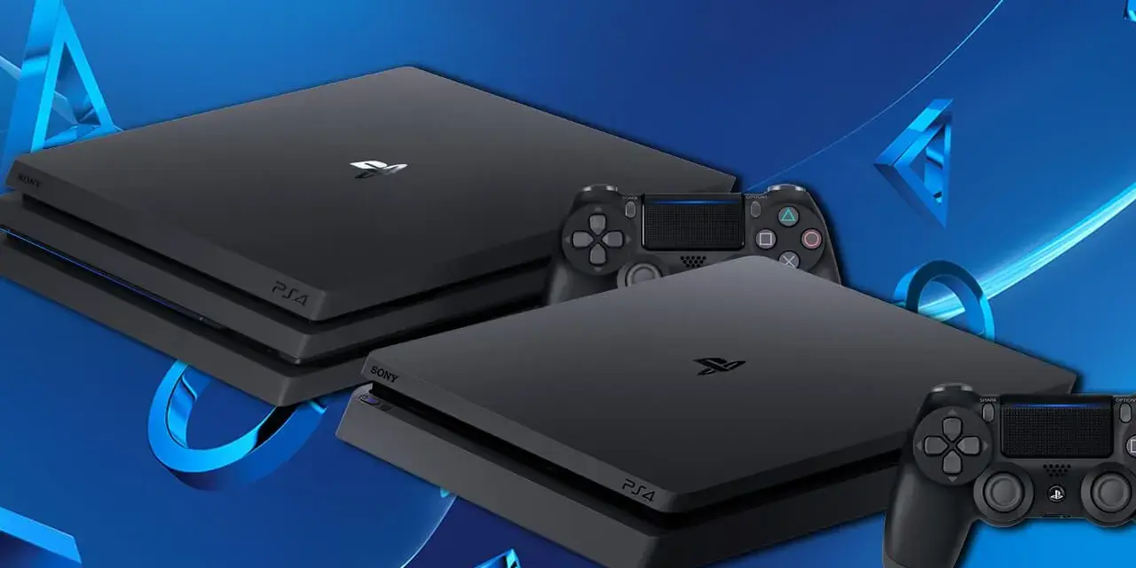 Dwie konsole PS4 Slim i dwa kontrolery DualShock 4 na niebieskim tle z symbolami PlayStation. Premiera PS4 Slim była wielkim wydarzeniem.