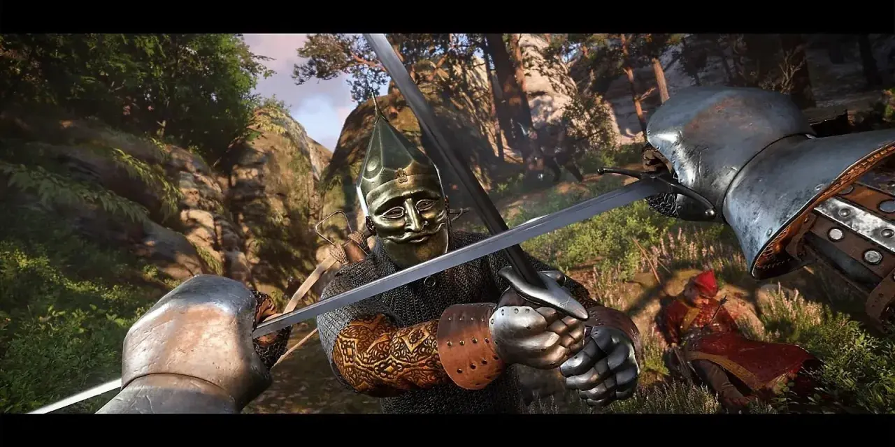 Intensywna walka mieczem w Kingdom Come Deliverance PS5. Dwóch rycerzy w zbrojach walczy w lesie, jeden z nich ma złoty hełm.