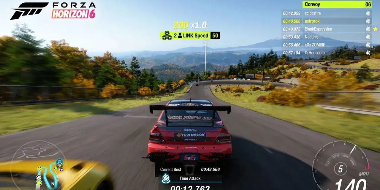Wyścig w Forza Horizon 6 na PS5. Czerwony samochód pędzi po krętej drodze wśród jesiennych drzew.