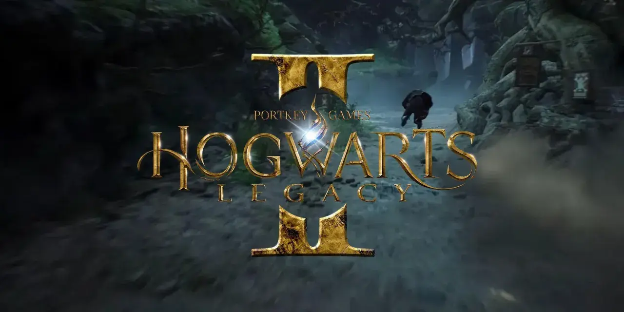 Złote logo Hogwarts Legacy 2 na tle mrocznego lasu. Postać biegnie w oddali.
