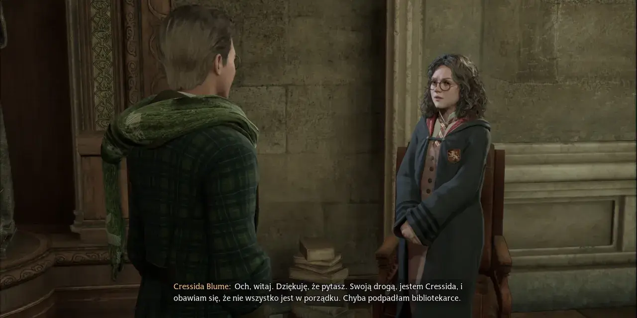 Rozmowa z Cressidą w Hogwarcie, w grze Hogwarts Legacy z polskim dubbingiem.