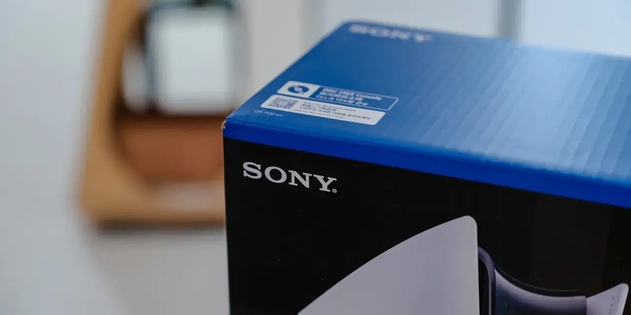 Pudełko z najdroższą konsolą na świecie, PlayStation 5, z logo Sony.