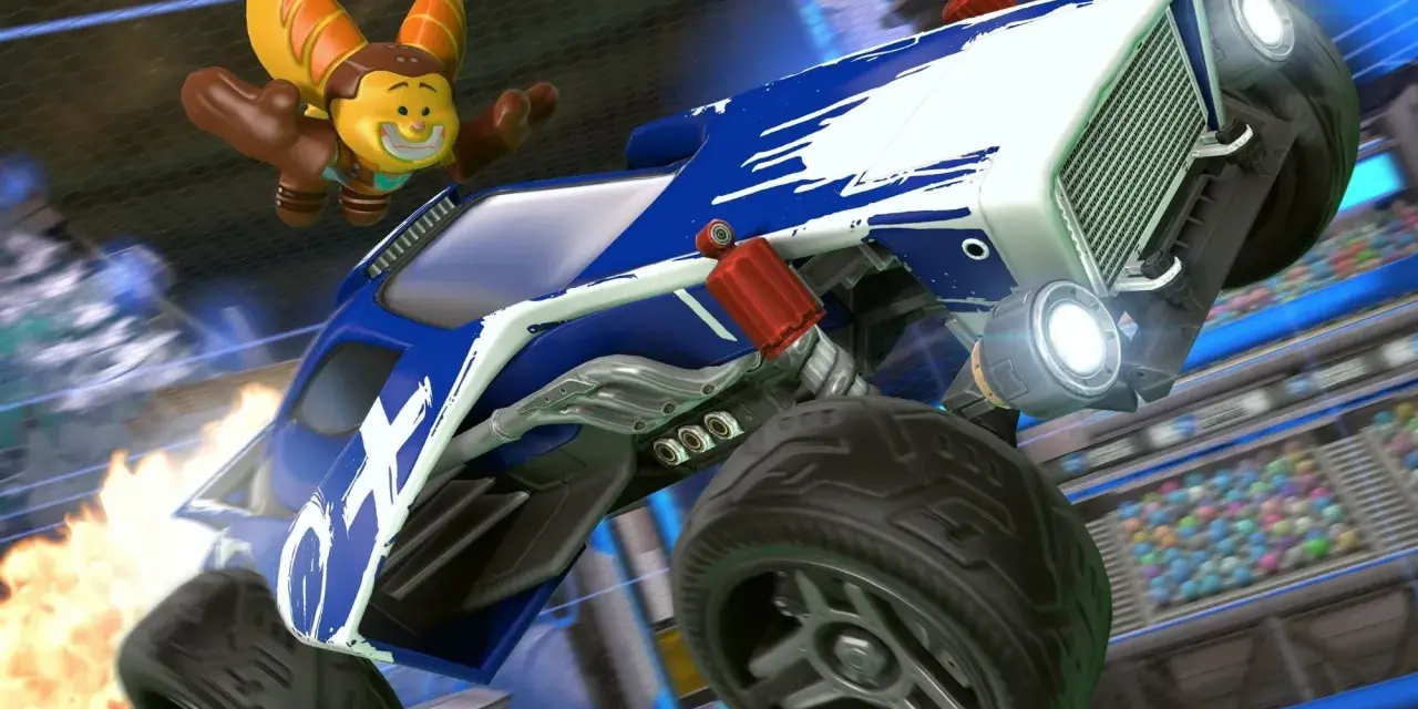 Niebiesko-biały samochód z Rocket League PS5 w powietrzu, z postacią w żółtym stroju obok.