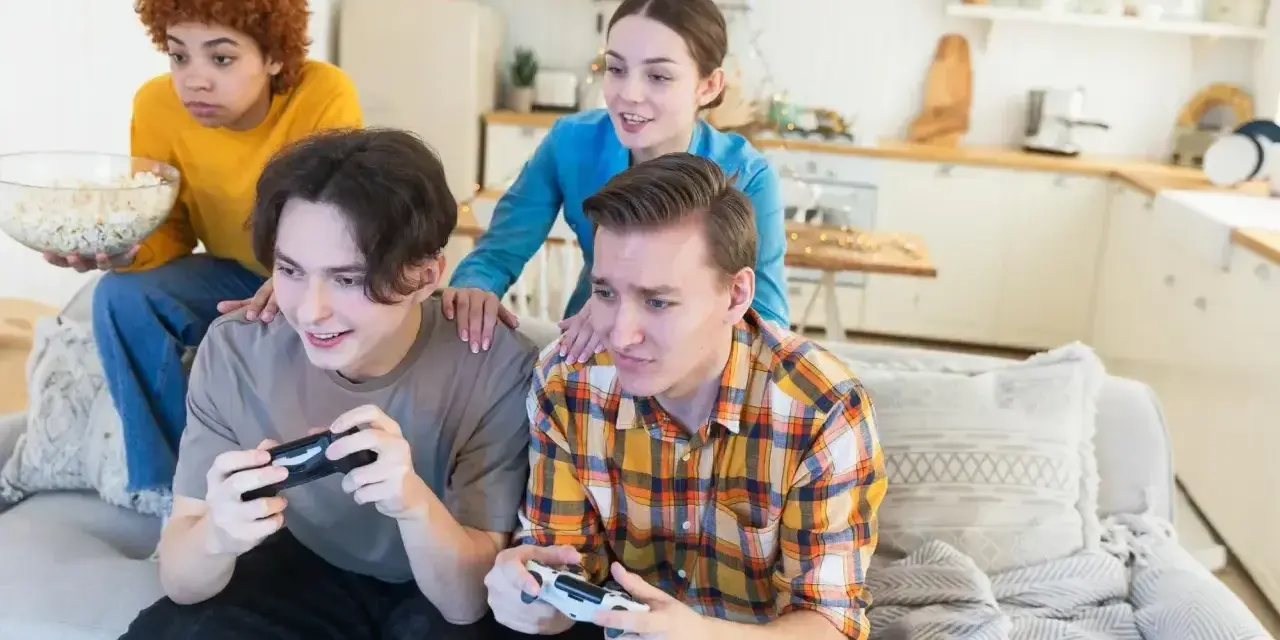Czterech przyjaciół gra w gry wideo, jeden z nich zastanawia się, jak udostępnić grę na Steam.