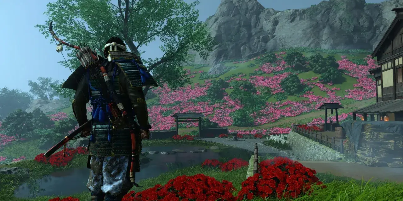 Samuraj w zbroi z łukiem na plecach stoi na tle kwitnącej wiśni. Sceneria z gry Ghost of Tsushima na Xbox.
