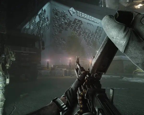 Gracz z karabinem w rękach, gotowy do akcji w grze Escape from Tarkov na PS5. W tle budynek TerraGroup i ciężarówka.