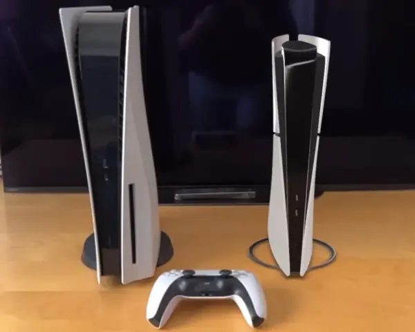 Dwie konsole PlayStation 5, jedna większa, druga smuklejsza, obok kontrolera. Premiera PS5 Slim już blisko!