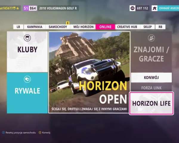 Menu gry Forza Horizon 5. Widok na opcje "Kluby", "Rywal", "Horizon Open" oraz "Znajomi / Gracze". W tle wyścigowe auto i piramida.